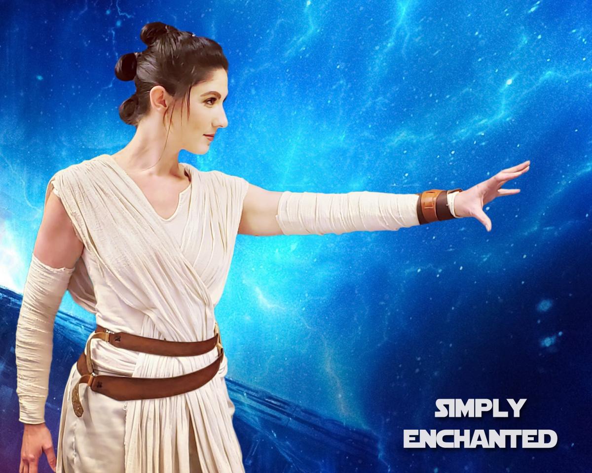 Women dressed as a Jedi 